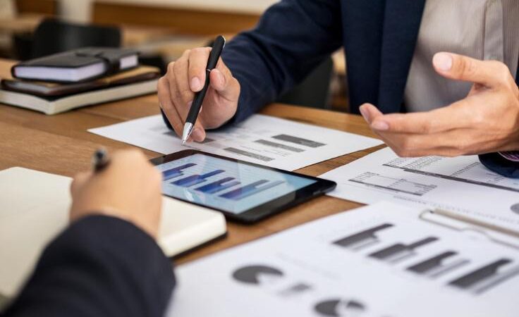 Investing On Your Own or Investing With The Help Of Professionals: Which One Is Ideal For You?